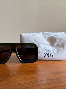 ZARA Men's Dark Green Square Sunglasses with Black Lenses